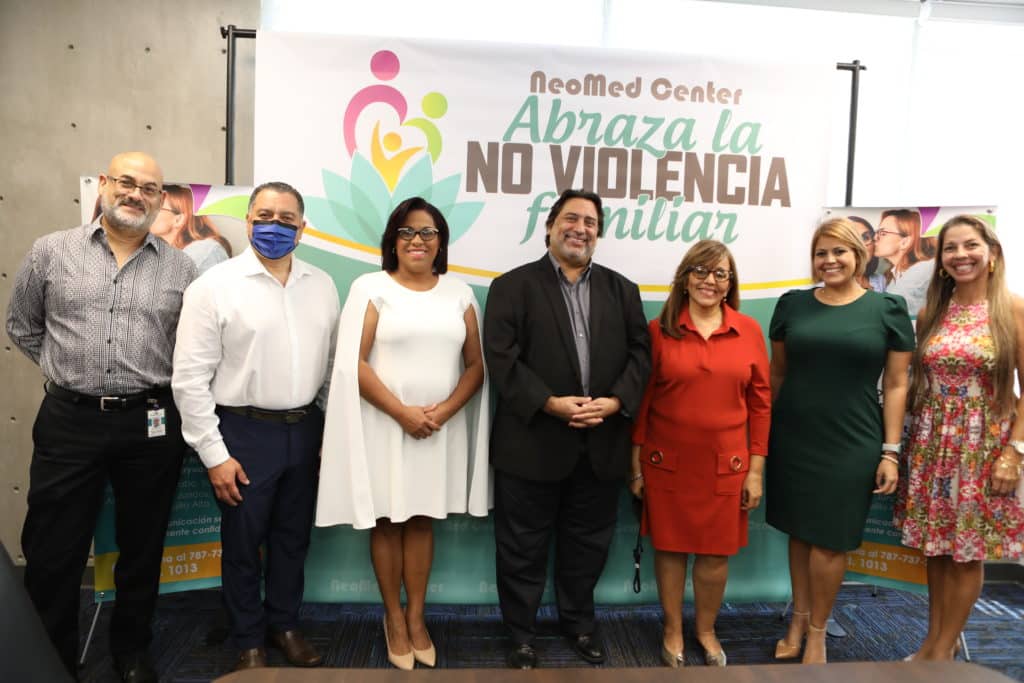 Sr. José Ramón Rivera, Secretario Junta de Directores NeoMed Center; Hon. Javier García, Alcalde de Aguas Buenas; Dra.Rosa Castro Avila, Directora Ejecutiva NeoMed Center; Hon. José Luis Cruz Cruz, Alcalde de Trujillo Alto; Lcda. Raquel Tosca, Presidenta Junta de Directores NeoMed Center; Sra. Lila Carrasquillo, Directora Oficina Relaciones Públicas, Municipio de Gurabo; Sra. Angela Valcourt, Directora Oficina de la Mujer y Violencia de Género de Gurabo.
