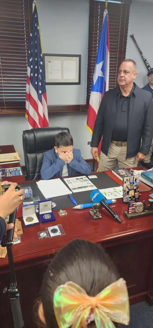 Jefe Policial cumple sueño de niño y lo invita a ser Comisionado de la Policía por un día