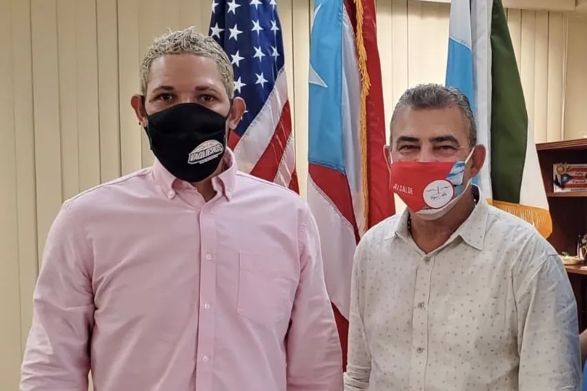 Yadier Molina y Alcalde de Vega Alta se unen para impulsar el deporte