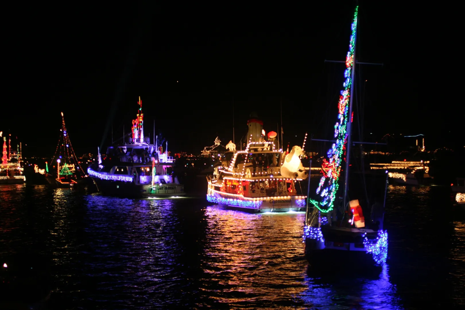 Iluminan el mar en Salinas con el “Christmas Boat Parade”