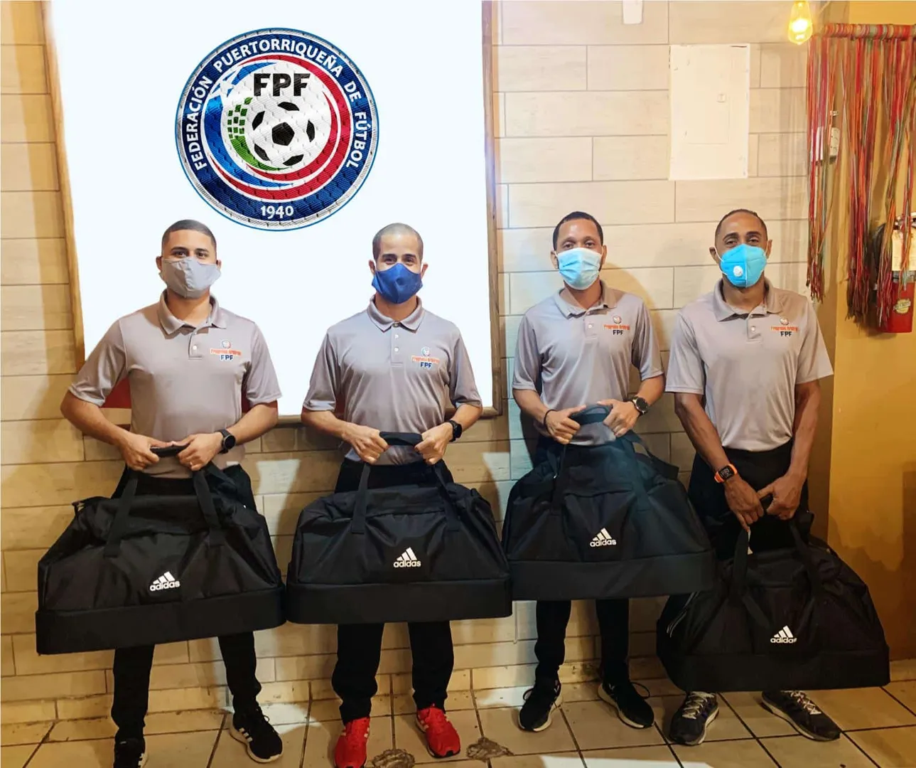 Cuarteta boricua de árbitros internacionales recibe uniformes de FIFA