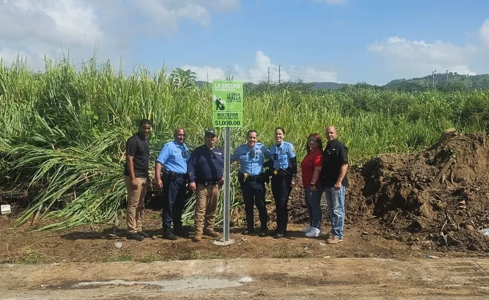 Agentes y Municipio de Juncos unen esfuerzos en labor comunitaria por un ambiente más limpio y seguro