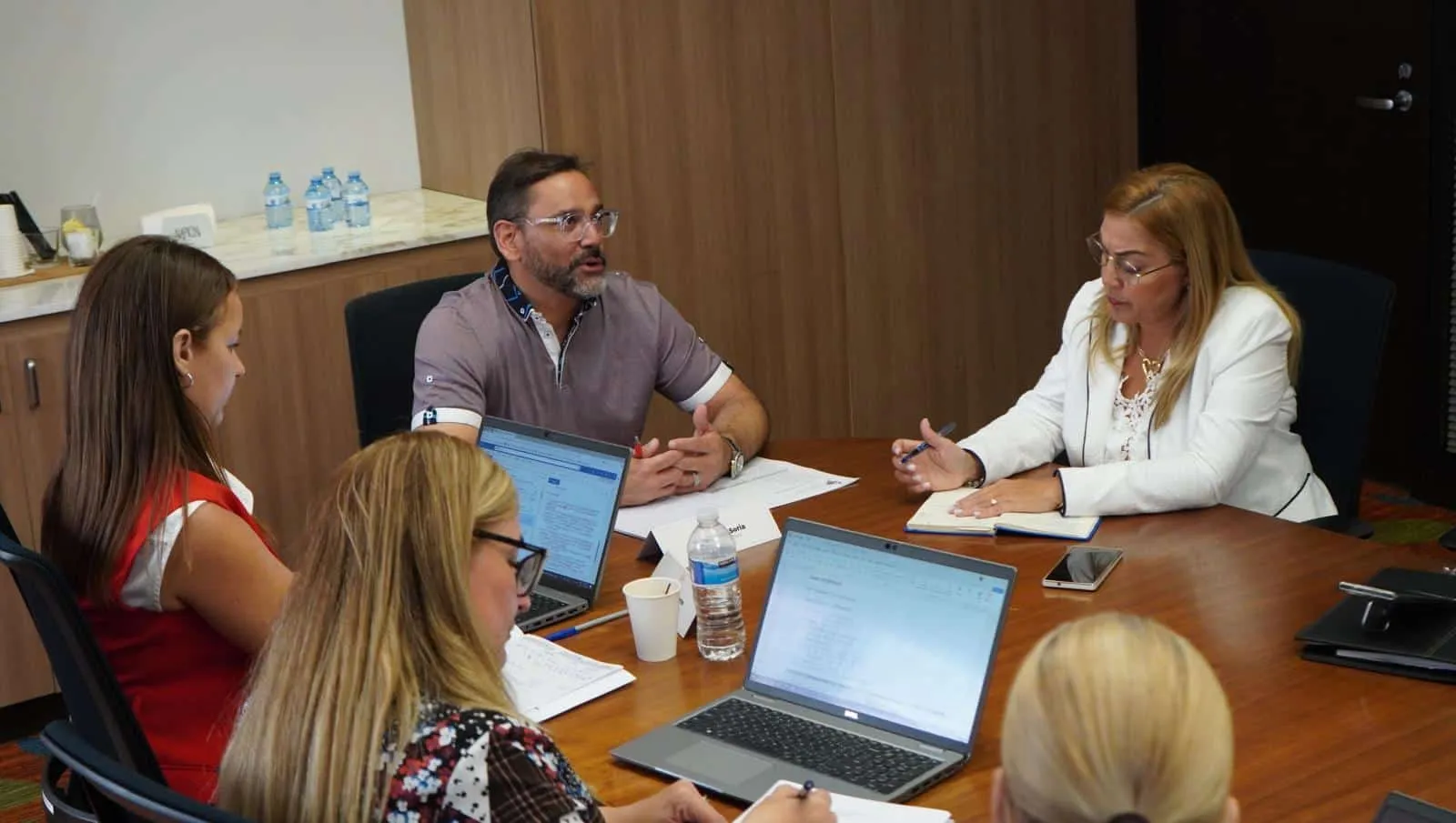 Alcaldesa de Ponce presenta informe de proyectos al nuevo director de COR3