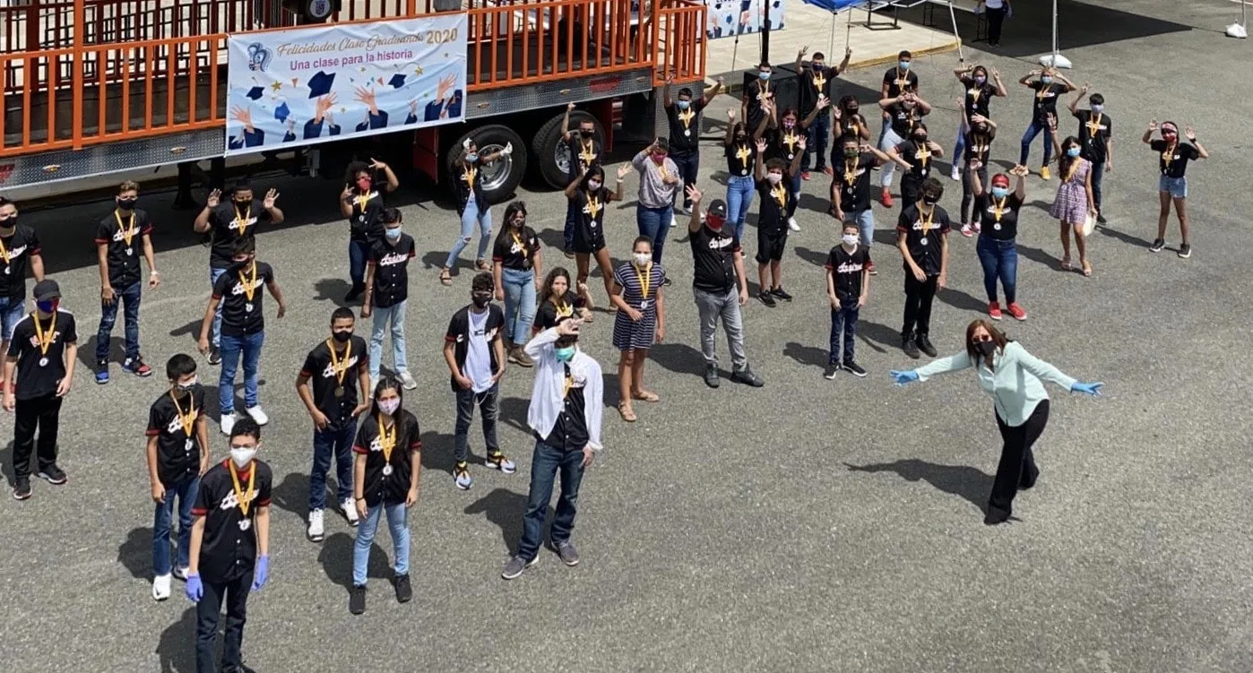 Alcaldesa de Barceloneta celebra logros de estudiantes de  octavo y duodécimo grado