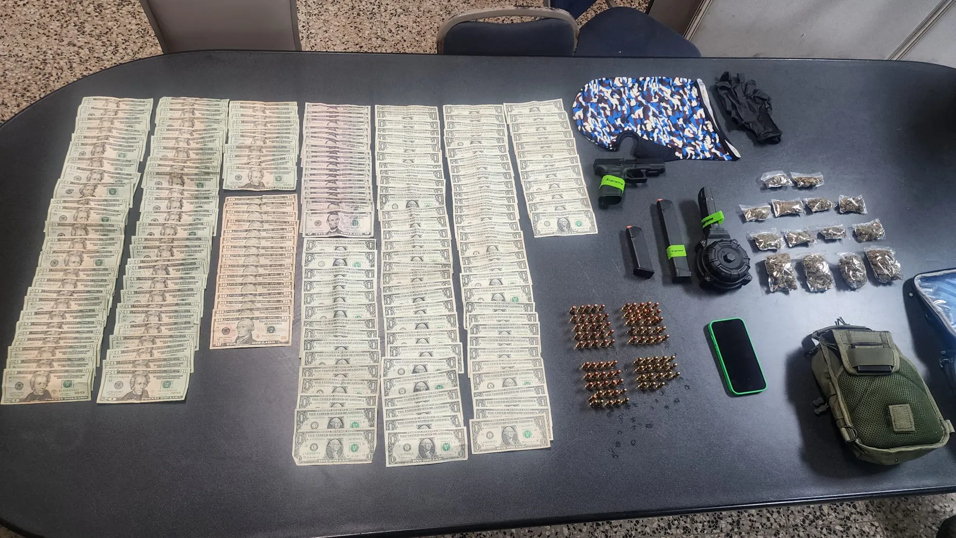 Arresto en Guánica: Policía confisca armas y drogas en intervención frente a Antojitos Cash & Carry