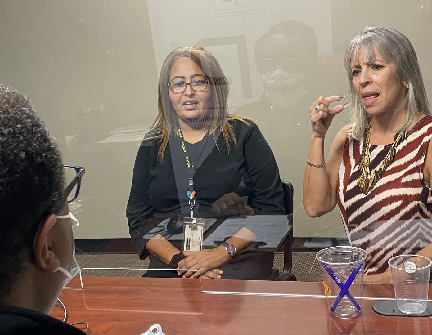 Recomiendan uso de mascarillas transparentes para atender a personas audioimpedidas