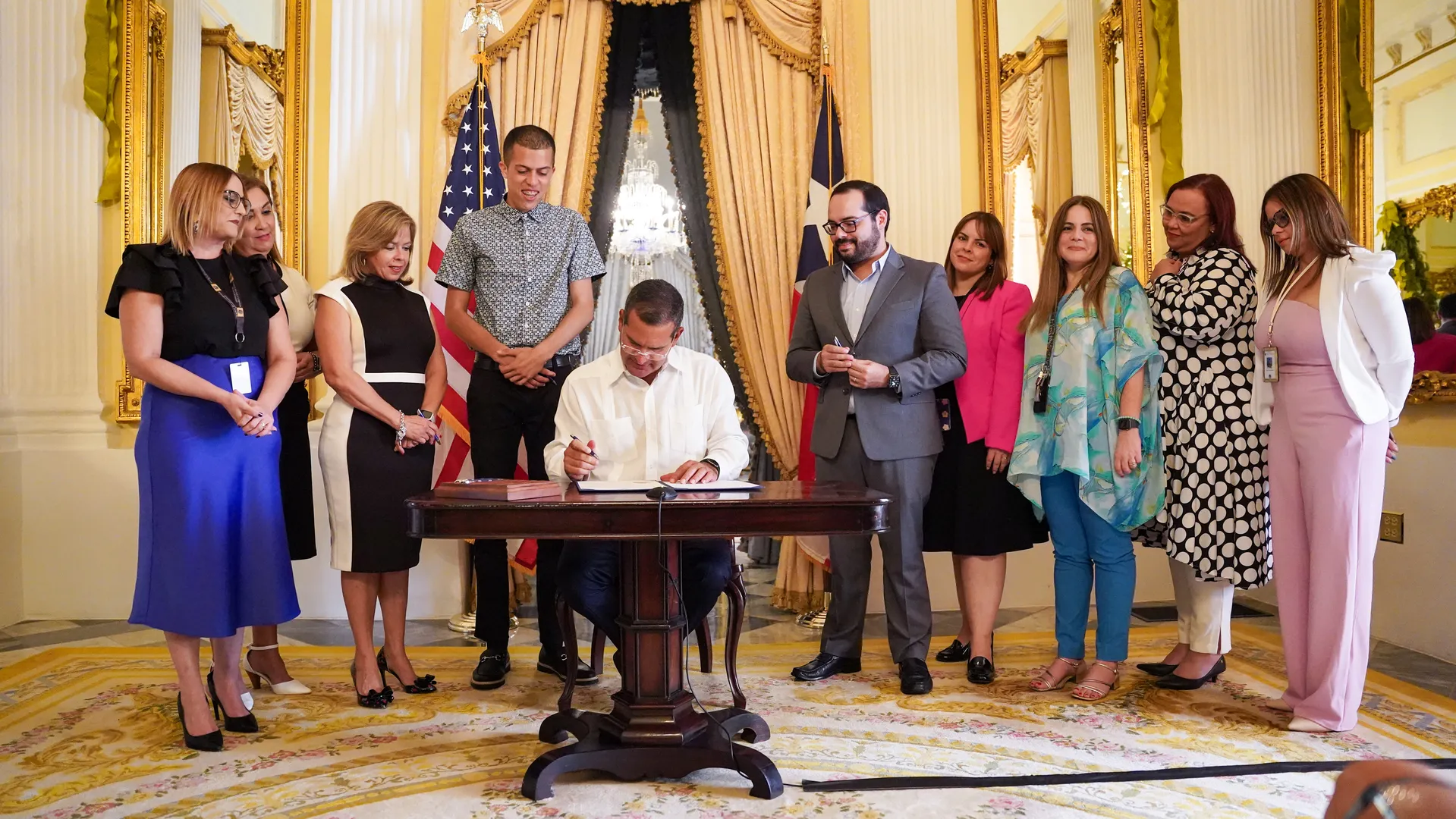 Gobernador firma proclama del Día Internacional de las Personas con Discapacidad Intelectual