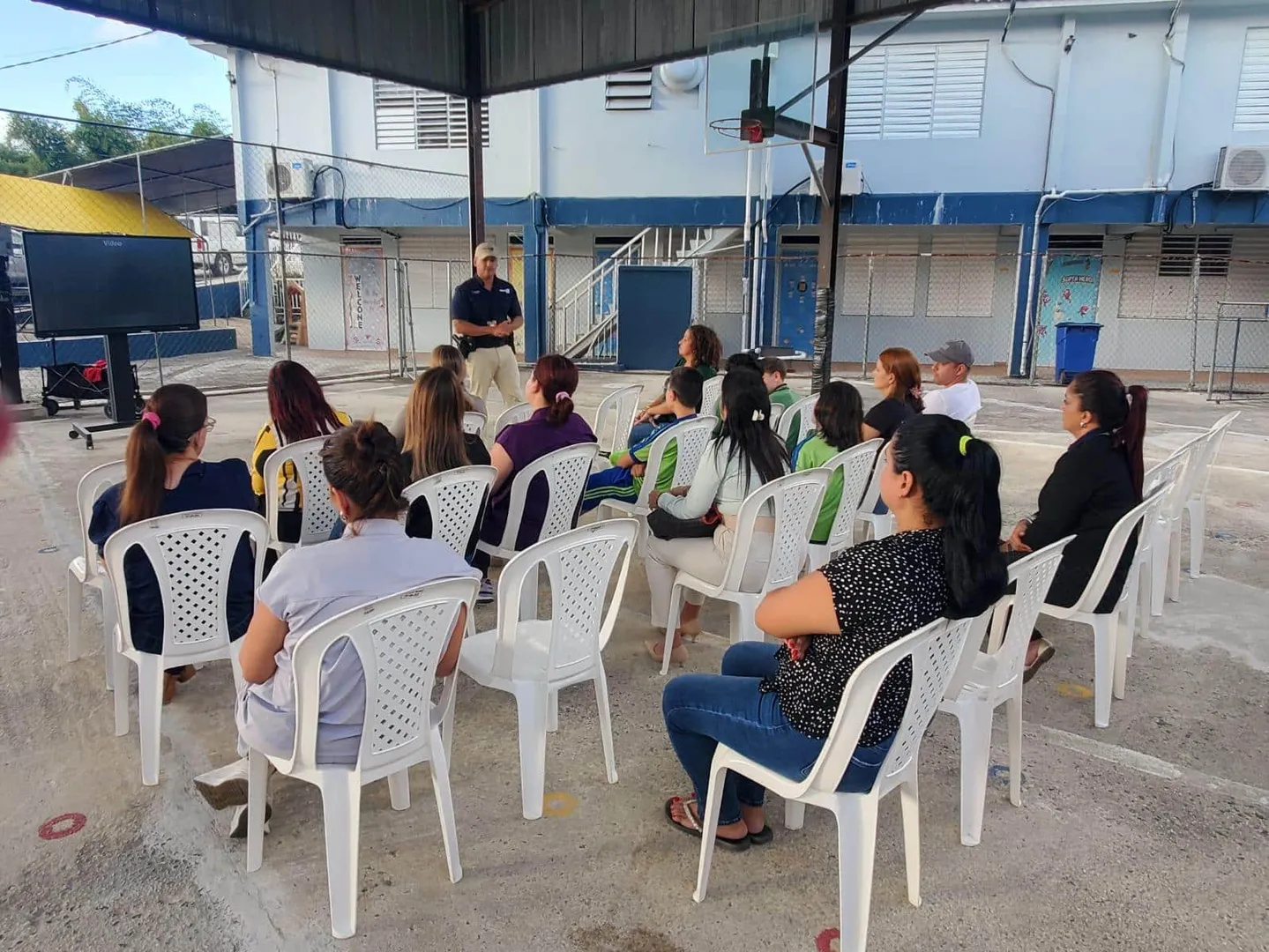 División de Relaciones con la comunidad de Aguadilla ofrece charla educativa en Colegio Privado Chimaps