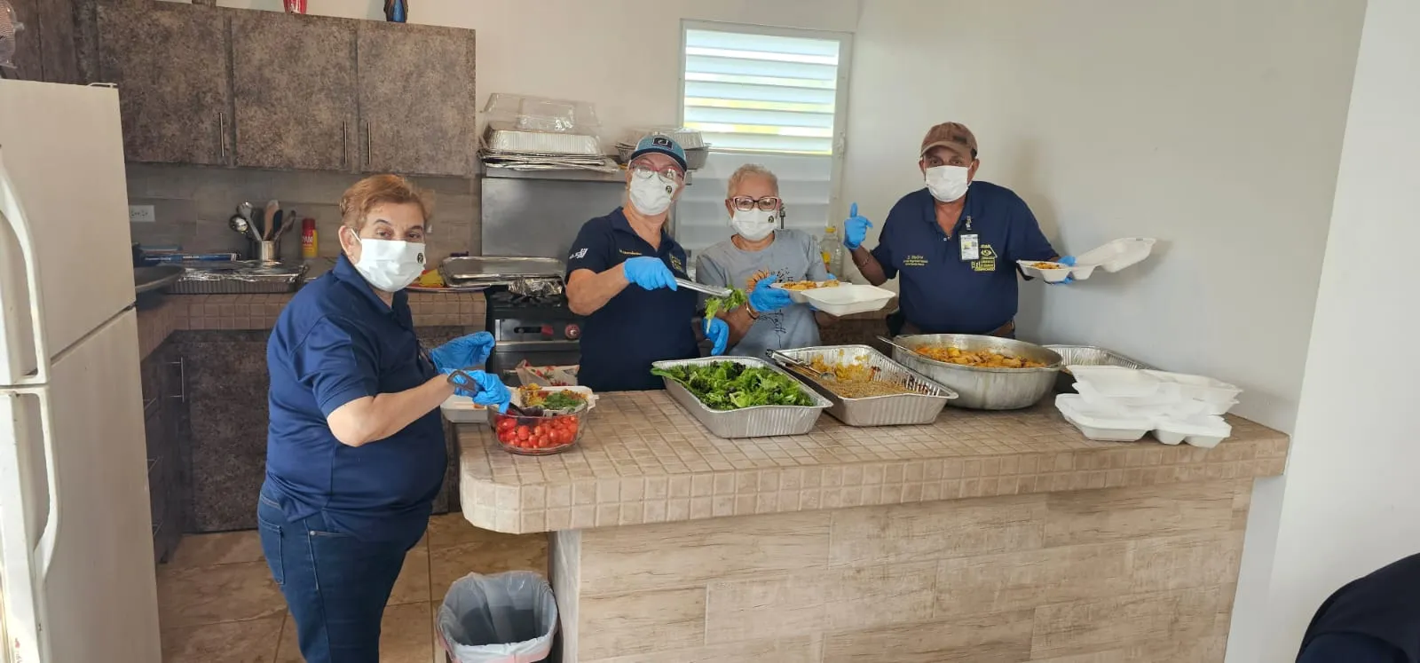 Policía y líderes comunitarios de Moca entregan almuerzos y obsequios a adultos mayores en Cerro Gordo
