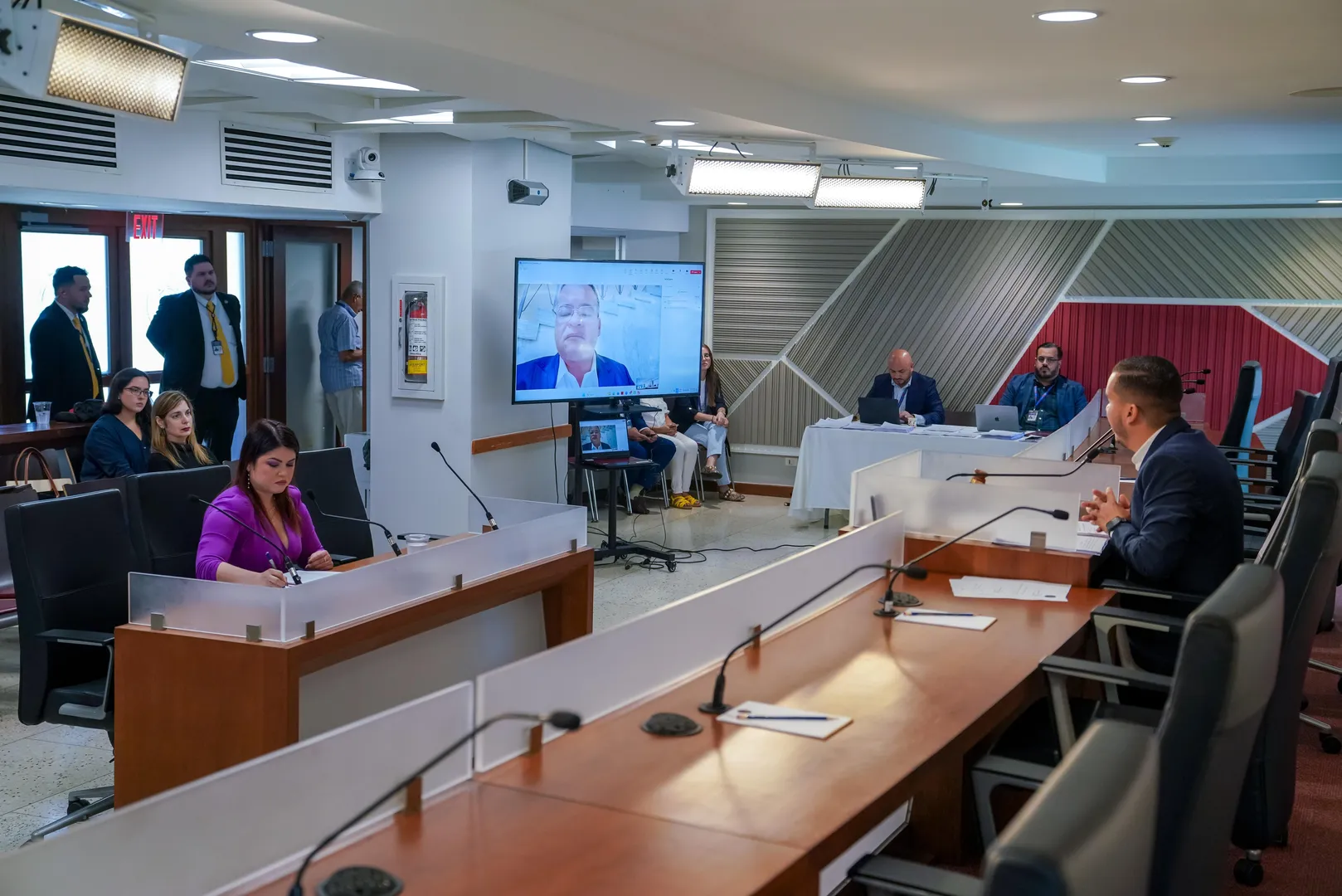 Evalúan legislación sobre intercambio de datos de salud, transparencia en IA y derechos de víctimas de agresión sexual