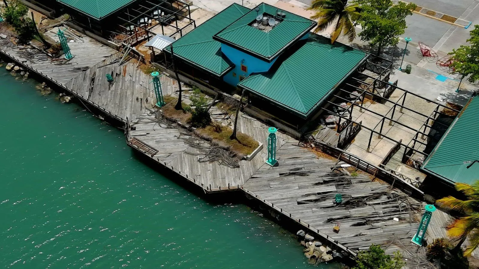 Marlese Sifre firma contrato para iniciar los trabajos en el paseo tablado de la Guancha