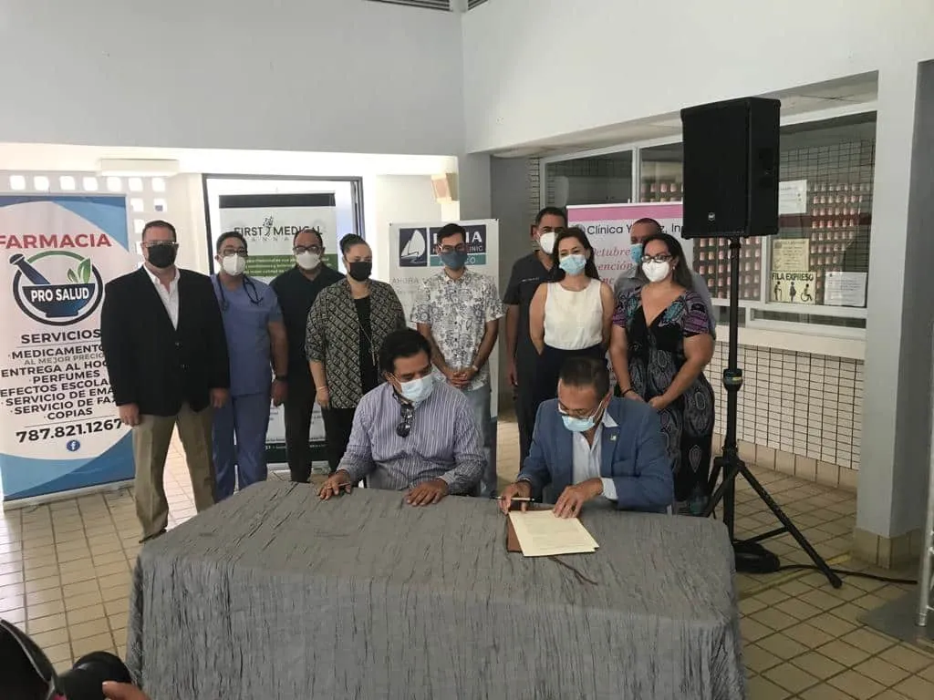 Entregan ayudas económicas a hospitales, médicos y farmacias en Añasco