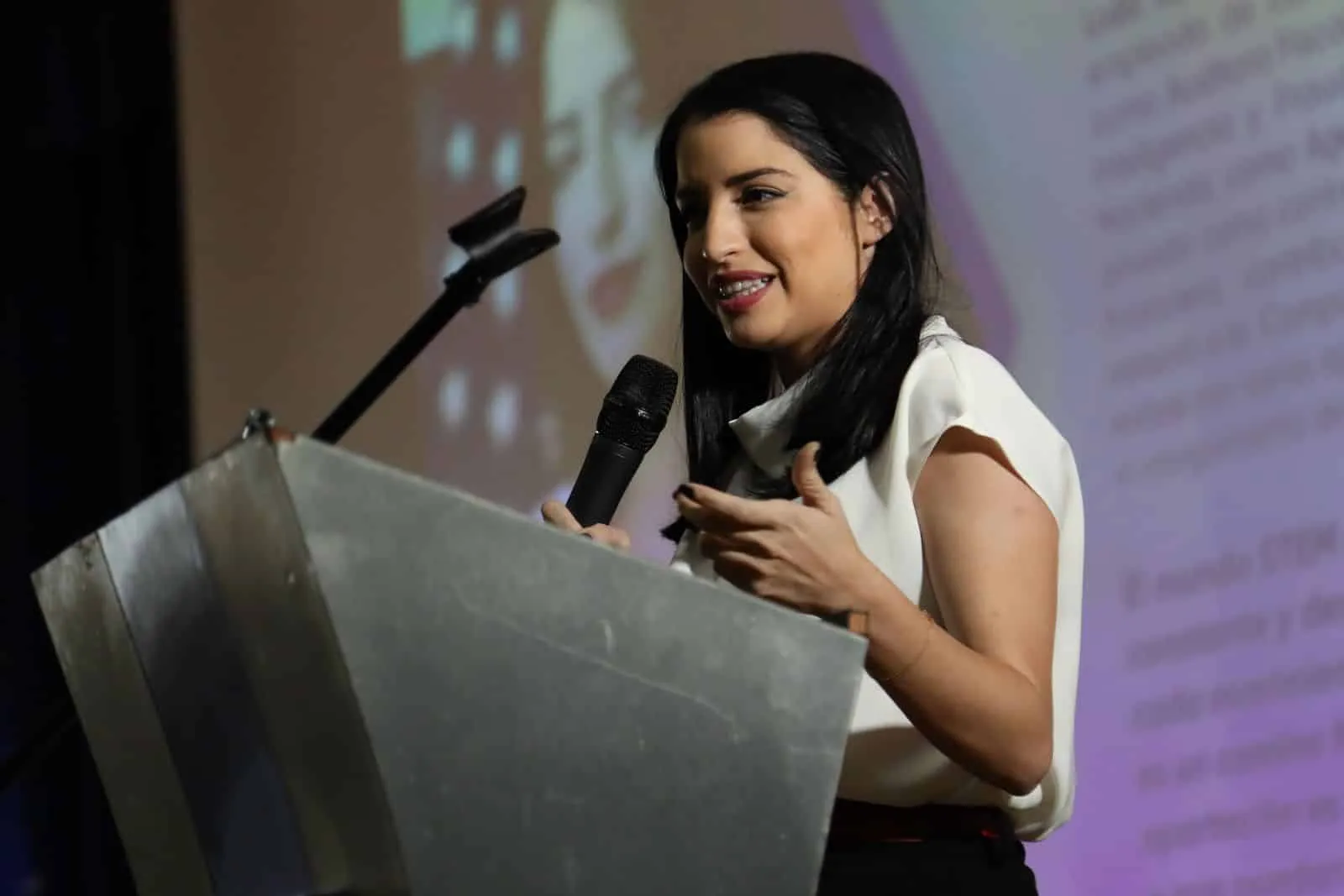 Mujeres destacadas en profesiones STEM comparten sus vivencias con estudiantes de la UPPR