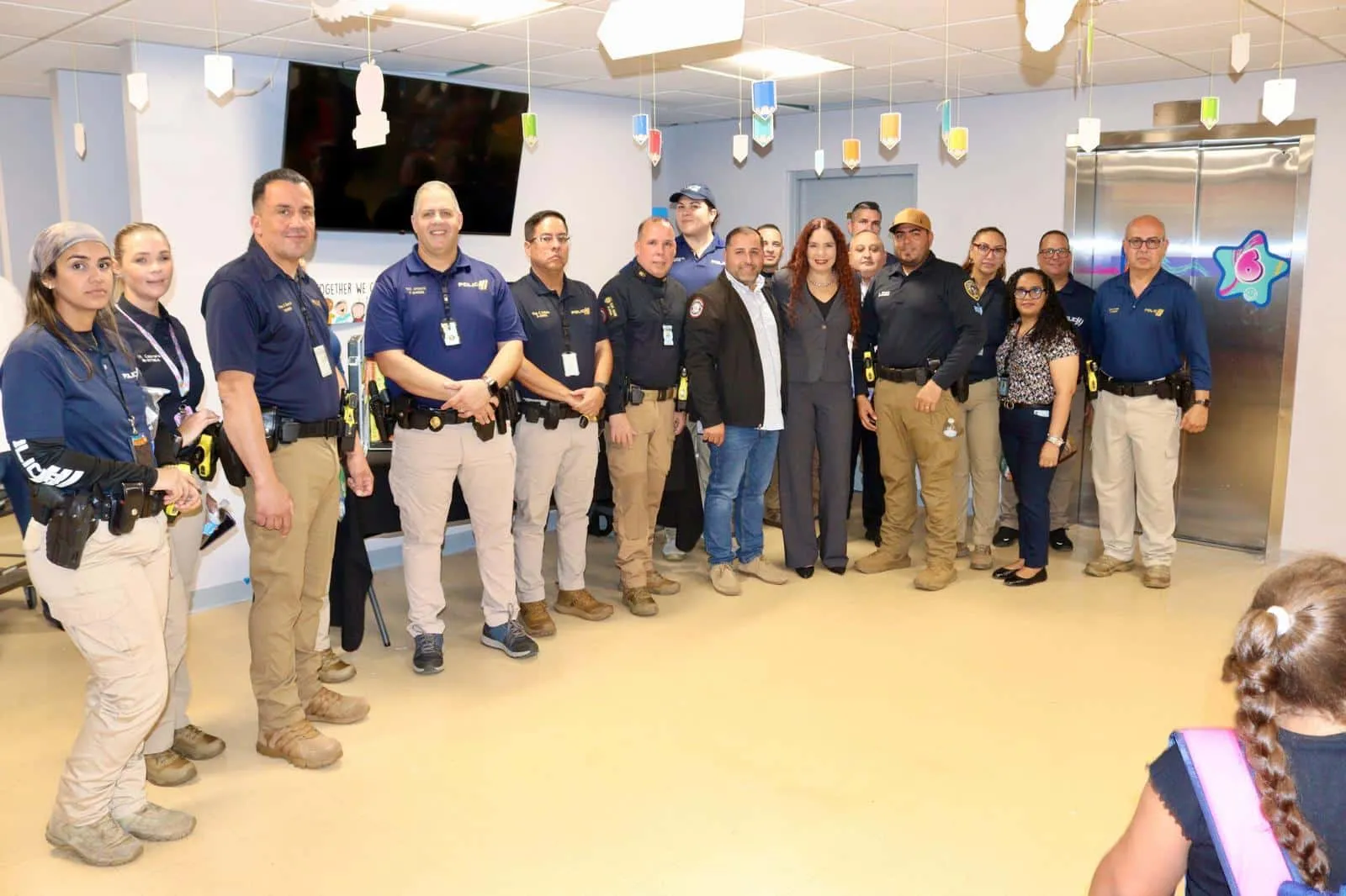 Agentes de la Policía Ofrecen Charla de Prevención de Drogas y Entregan Material Escolar en la Clínica de Salud Mental Infantil en Río Piedras