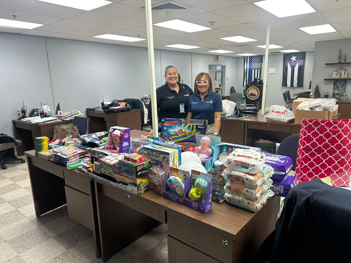 Policía de Mayagüez Celebra la Navidad con Regalos y Alegría para Niños del Albergue Jesús de Nazaret