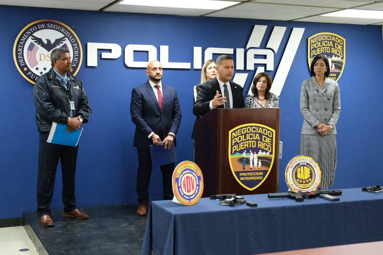 Arrestan a 4 oficiales correccionales por violaciones a la Ley de Armas y de Sustancias Controladas