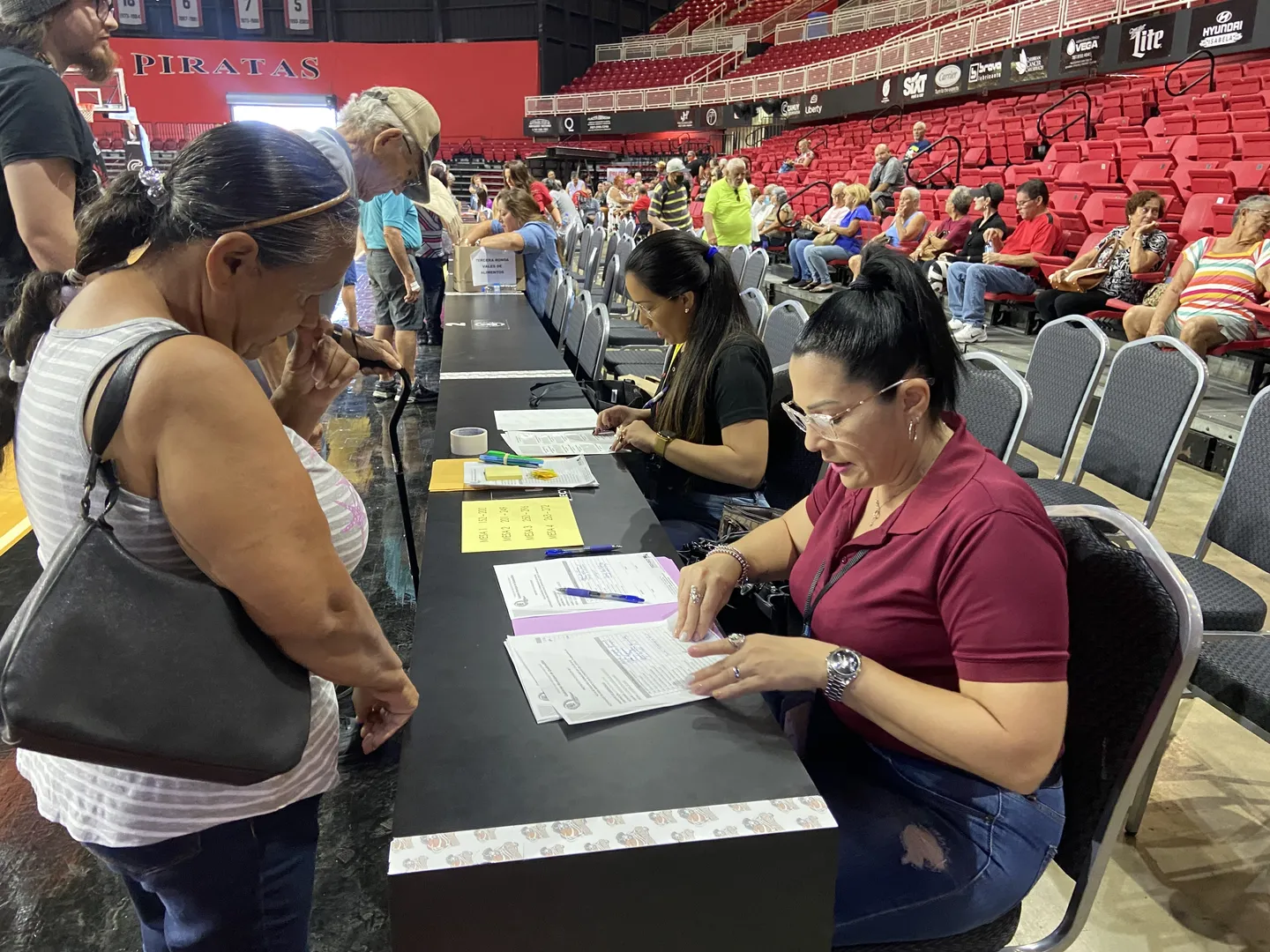 Sobre 700 familias quebradillanas se benefician con vales para alimentos