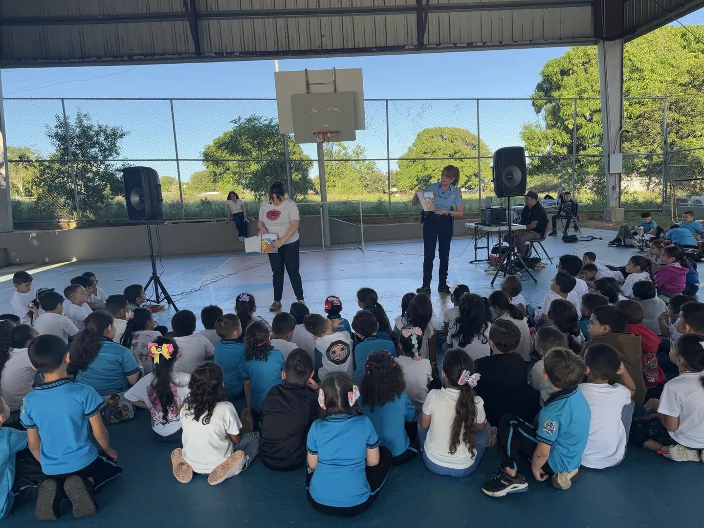 Distrito Policiaco de Isabela y la Alianza con la Casa Editorial Con Pluma Papel, educa a la niñez sobre el acoso escolar