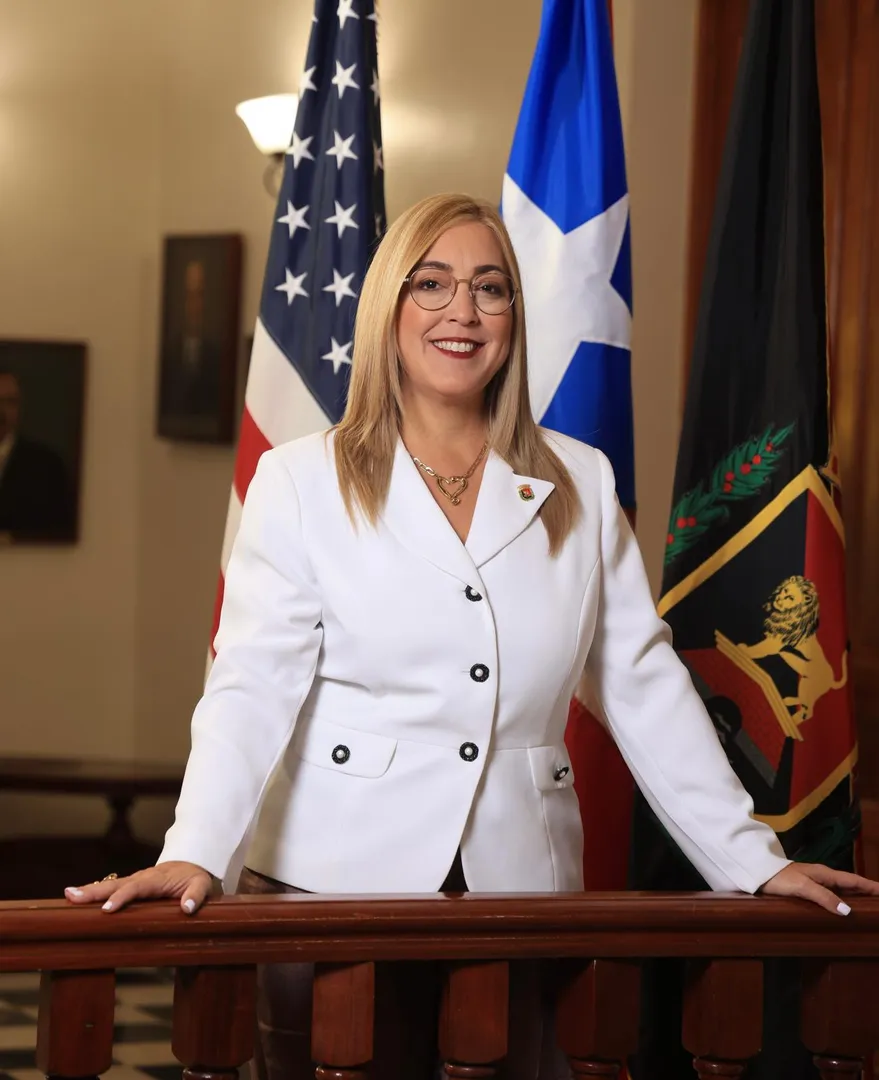 Alcaldesa de Ponce firma medida para otorgar un aumento inicial de $100 a empleados municipales