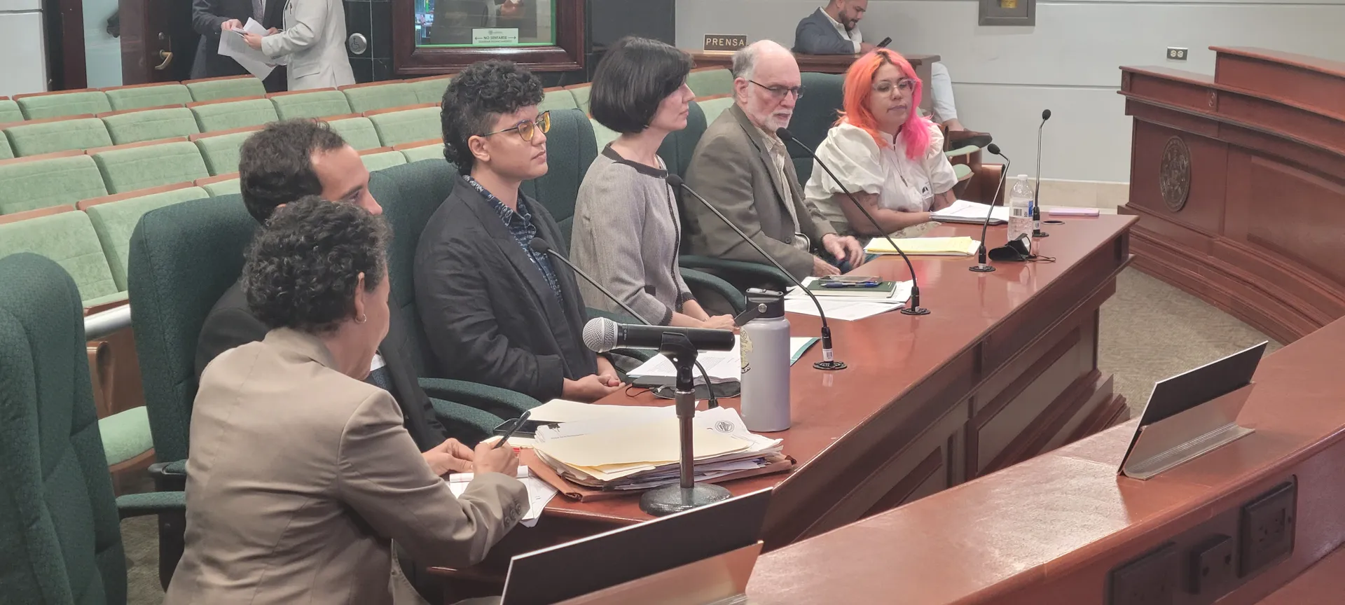 Organizaciones ambientales expresaron su oposición a la extensión del contrato de quema de carbón de la empresa AES Puerto Rico, como se propone en el Proyecto de la Cámara 267, por perpetuar los graves daños a la salud pública, particularmente en las comunidades de Guayama y Salinas, y por representar un grave retroceso en la política ambiental y eléctrica de Puerto Rico. “El historial de AES es de destrucción ambiental, violaciones a las leyes e impacto a la salud pública. Extender su operación sería una sentencia de muerte para muchas comunidades. Desde el inicio de sus operaciones en 2002, AES ha sido objeto de numerosas denuncias por los efectos tóxicos de la quema de carbón y la disposición de sus cenizas. Más de dos millones de toneladas de cenizas tóxicas han sido dispersadas en 12 municipios de Puerto Rico, mientras que otras 700,000 toneladas fueron enterradas de manera ilegal en vertederos. A pesar de una orden de la Junta de Calidad Ambiental en 2017 para contener estos residuos, AES ha incumplido con estas regulaciones y continúa acumulando cenizas a la intemperie en sus instalaciones”, señaló Hernaliz Vázquez Torres, directora de Sierra Club, en su ponencia presentada a la Comisión de Gobierno de la Cámara de Representantes. La líder ambiental expuso en su ponencia que según el Inventario de Emisiones Tóxicas de la Agencia de Protección Ambiental (EPA), entre 2002 y 2023 la planta de AES emitió más de 16 millones de libras de sustancias tóxicas, incluyendo amoníaco, ácido sulfúrico y formaldehído, emisiones que han sido vinculadas con el aumento en enfermedades respiratorias y cáncer en las comunidades cercanas. Estas declaraciones fueron suscritas, además del Sierra Club, por Vínculo Animal, Secretaría Ambiental del PIP, Toabajeños en Defensa del Ambiente, y Amigxs del Mar. De igual forma, la licenciada Ruth Santiago Quiñones, representante del Comité Diálogo Ambiental resaltó en su ponencia que la extensión del uso de carbón en la generación de energía representaría un costo demasiado alto para la salud humana y ambiental de las y los puertorriqueños. “Actualmente existen alternativas viables y sostenibles, como el crecimiento de la energía solar distribuida y el almacenamiento con baterías, para garantizar el suministro eléctrico del país sin depender de combustibles fósiles. No hay justificación para seguir invirtiendo en modelos contaminantes y obsoletos como el de AES”, reiteró. La licenciada señaló que hay un consenso generalizado en contra de la quema de carbón, y aunque persisten preocupaciones sobre la estabilidad del sistema eléctrico en caso de un cierre de la planta AES, existen datos oficiales que demuestran que Puerto Rico cuenta con suficiente capacidad de generación y almacenamiento para suplir la demanda sin necesidad de recurrir a la quema de carbón. “Puerto Rico no tiene que continuar como rehén de AES. Existen más de 1,032 MW de energía solar en techos y 2,151 MWh de almacenamiento. Aún si se resta la generación de AES, la isla puede operar sin interrupciones”, puntualizó Santiago. Santiago solicitó al Cuerpo Cameral a que realicen vistas públicas en Guayama para garantizar la participación de las comunidades afectadas. Finalmente, Víctor Alvarado Guzmán, Secretario de Asuntos Ambientales del Partido Independentista Puertorriqueño, insistió que permitir la extensión del contrato de AES para la quema de carbón no sólo profundizará la crisis ambiental y de salud pública, sino que también representaría un retroceso en los esfuerzos por una transición energética justa y sostenible. “Prolongar la existencia de esta industria criminal es condenar a nuestras familias y comunidades a seguir respirando veneno y viviendo entre cenizas tóxicas. Las comunidades afectadas han exigido justicia durante años, y esta es una oportunidad para que la Legislatura demuestre su compromiso con el bienestar del pueblo y con las futuras generaciones. Ante la abrumadora evidencia de los daños causados, exigimos a los legisladores y legisladoras de la Comisión de Gobierno que rechacen de manera categórica el PC 267. No hacerlo es fallarle al pueblo. Puerto Rico merece un modelo energético que garantice justicia ambiental y el bienestar de su gente, no la perpetuación de una industria obsoleta y devastadora”, concluyó Alvarado Guzmán