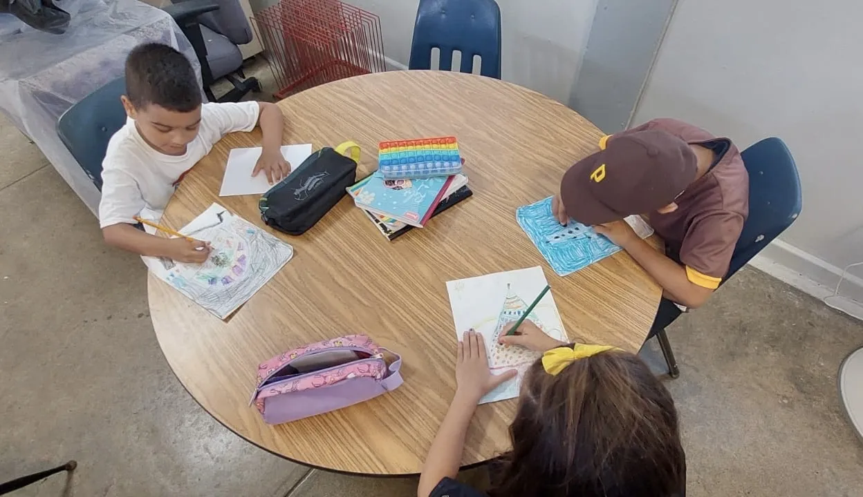 Niños de Cayey dibujan la Navidad