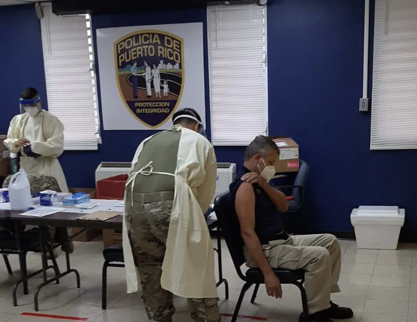Policías reciben segunda dosis de la vacuna contra Covid-19