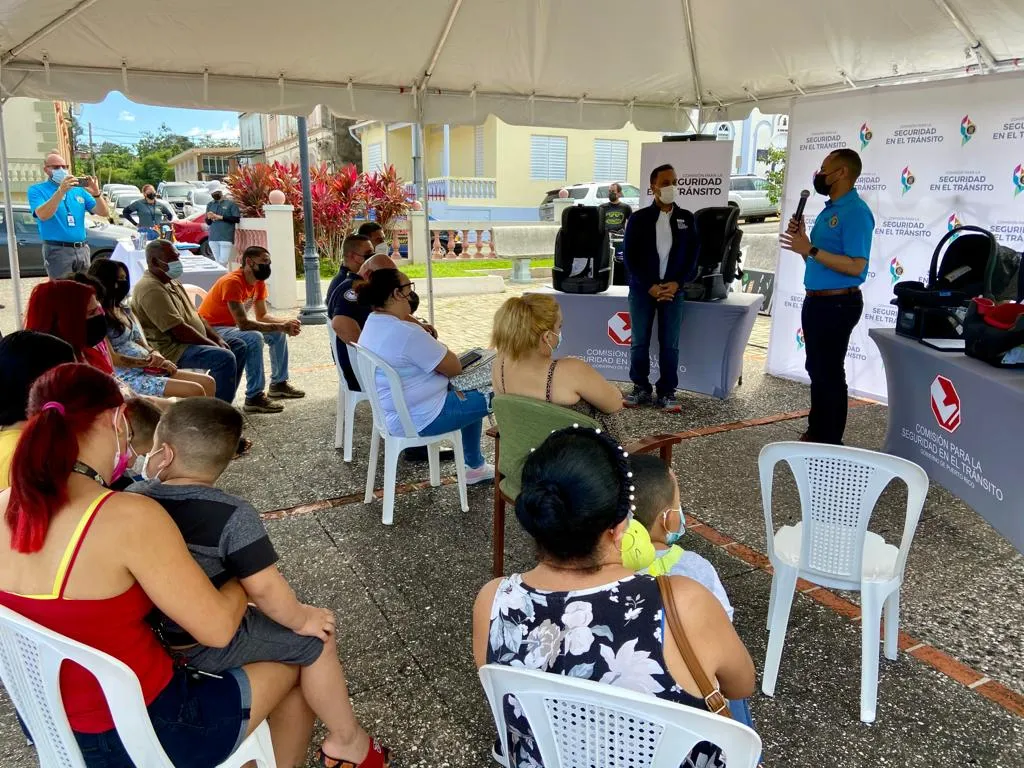 Llega hasta Maricao campaña de Comisión para la Seguridad en el Tránsito para instalar asientos protectores