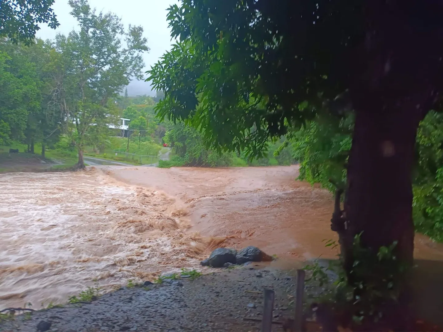 Ernesto deja a Peñuelas con inundaciones y sin servicio de energía eléctrica