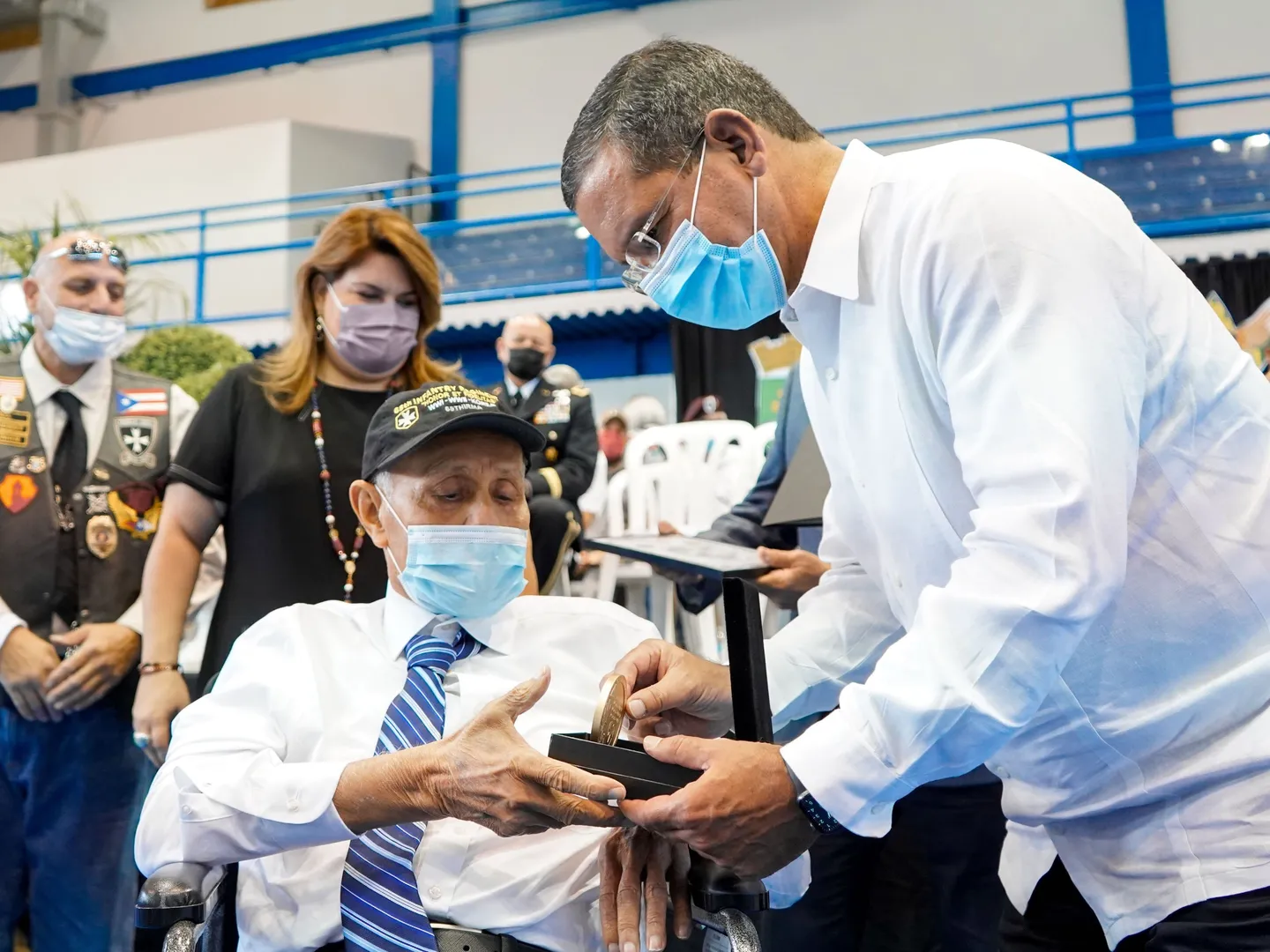 Gobernador honra servicio de los veteranos durante ceremonia del Día del Veterano