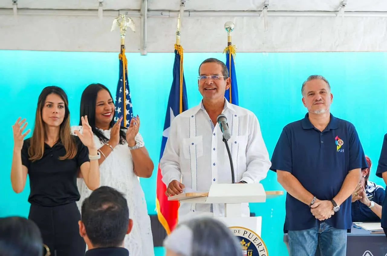 Gobernador Pierluisi pone primera piedra en multimillonario proyecto de renovación de los muelles de crucero de San Juan