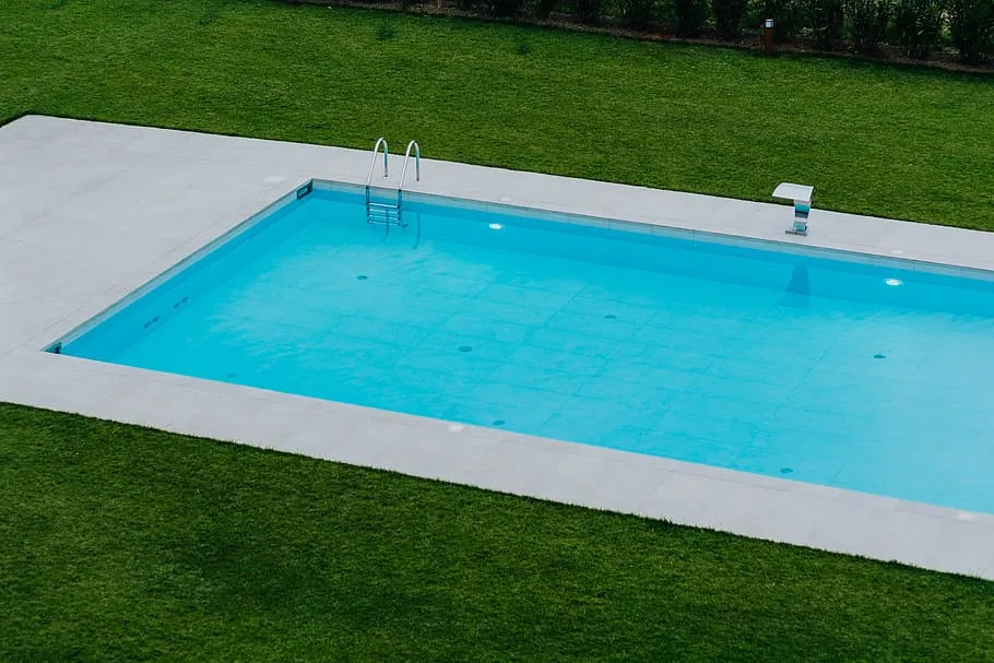 Radican cargos a contratista por incumplir en la construcción de piscinas en Cabo Rojo