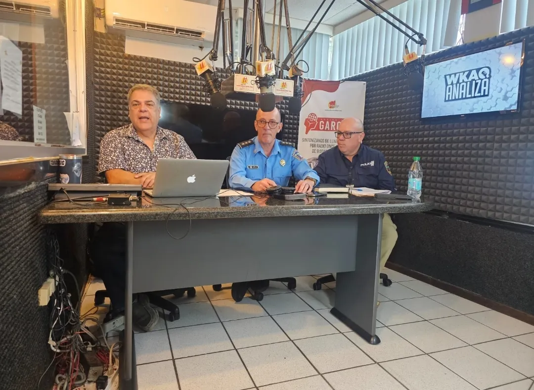 Comandante de Arecibo y sargento de Integridad Pública orientan a la ciudadanía en Radio Once
