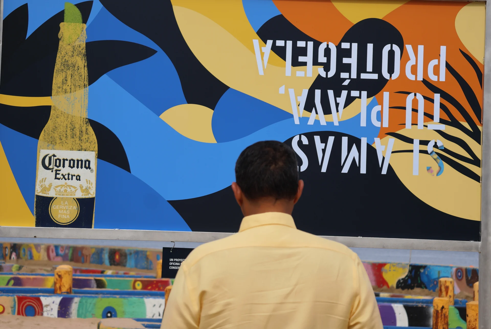 Corona y Municipio de Aguadilla promueven mensaje ambiental con rótulo solar en Crash Boat