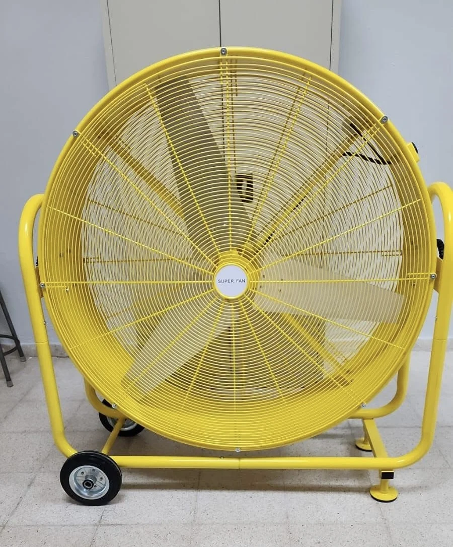 Representante Figueroa entrega equipo a escuela para enfrentar ola de calor