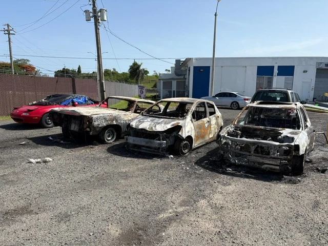 Incendio en Automeca de Aguadilla deja varios vehículos calcinados