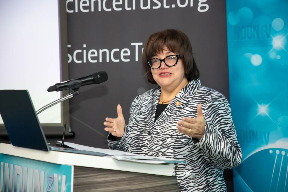 Lucy Crespo recibe el premio “Las Caras de la Biociencia” en el 40aniversario de INDUNIV