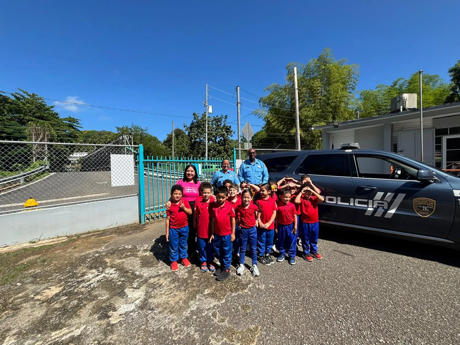 Policía orienta a más de 100 estudiantes del Oeste sobre manejo de emociones y prevención del bullying