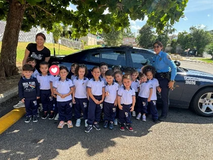 Policía de Aguadilla lleva mensaje educativo a estudiantes del Colegio Borinquen Bilingual School