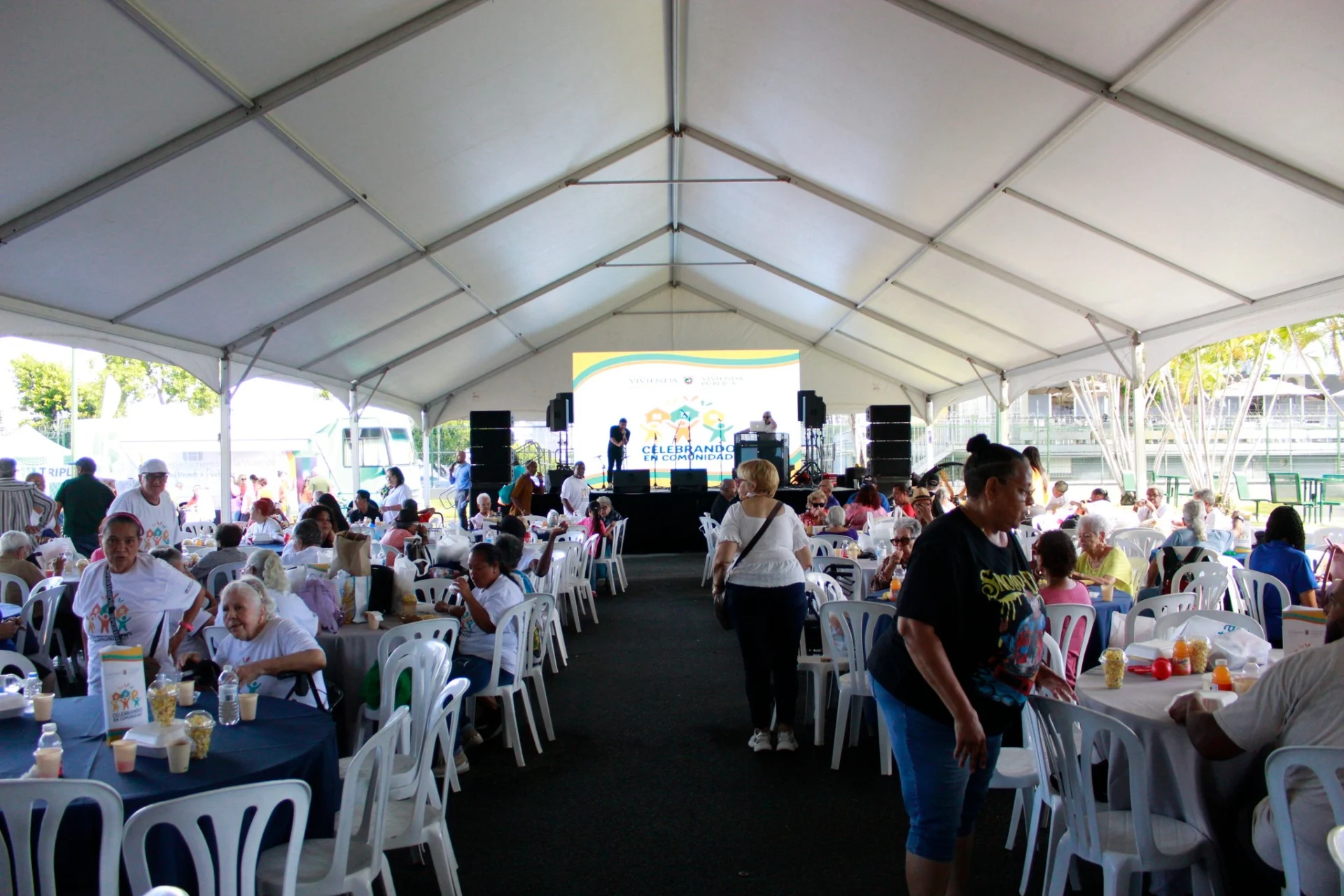 Vivienda inicia la Navidad apoyando a personas sin hogar y adultos mayores