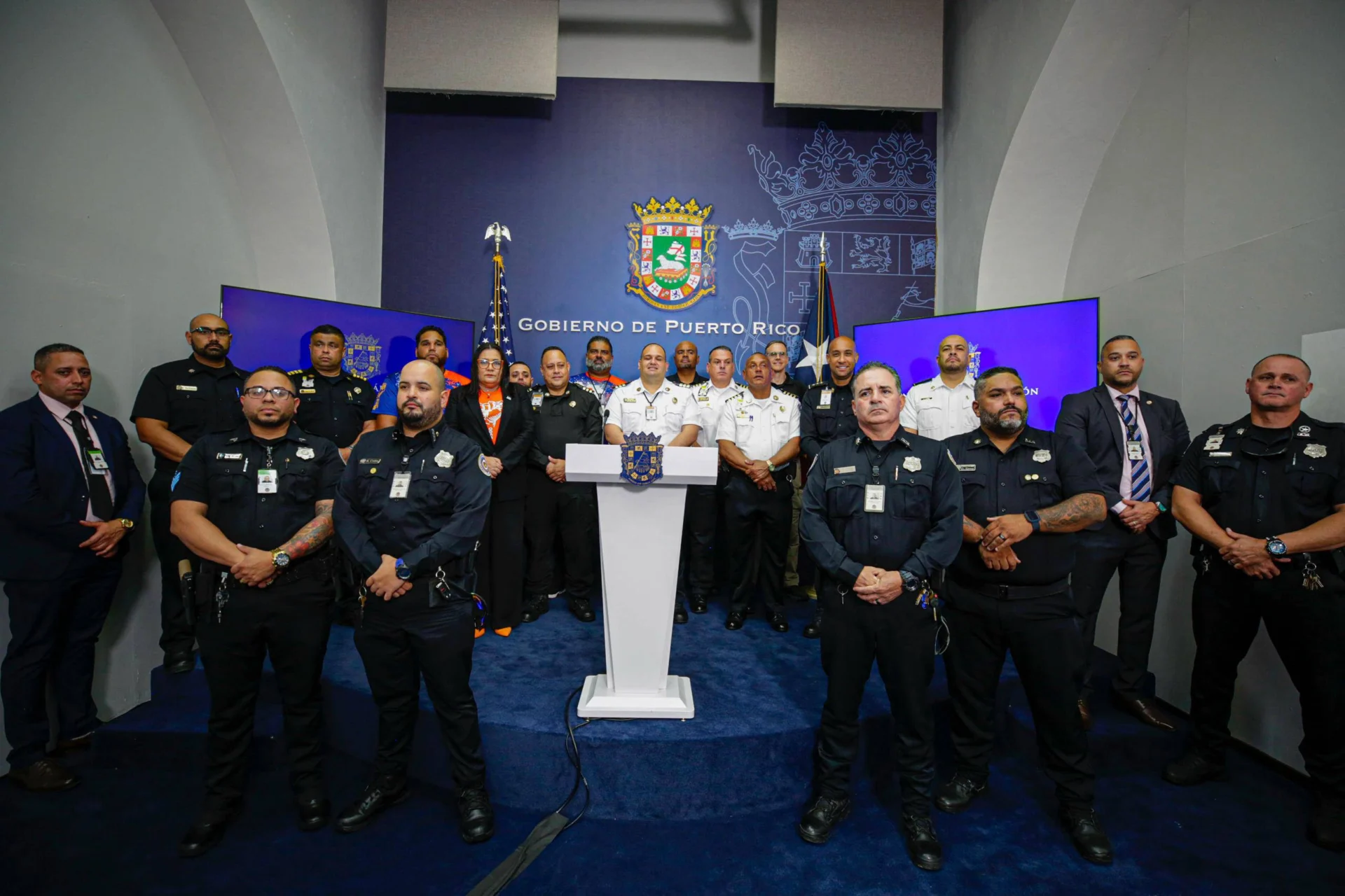 Gobernadora cumple con aumento a nuestros oficiales correccionales