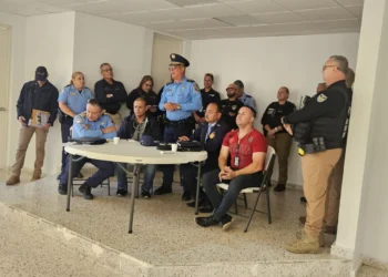 Policía de Aguadilla refuerza diálogo con comerciantes y residentes de Jobos para prevenir el crimen en Isabela