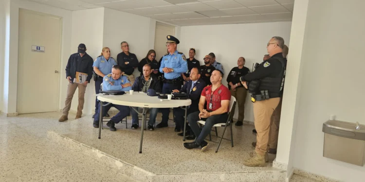 Policía de Aguadilla refuerza diálogo con comerciantes y residentes de Jobos para prevenir el crimen en Isabela