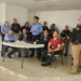 Policía de Aguadilla refuerza diálogo con comerciantes y residentes de Jobos para prevenir el crimen en Isabela