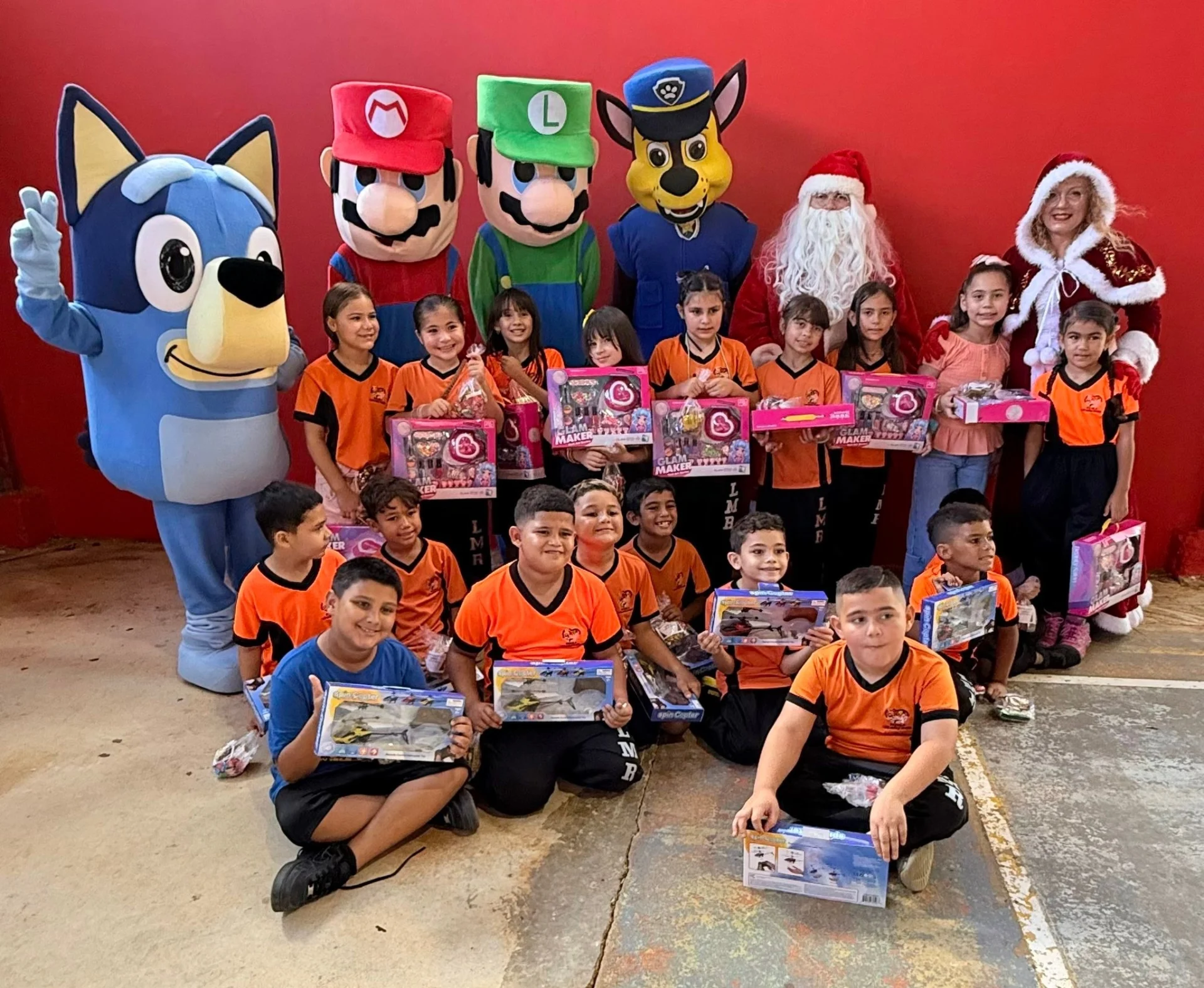 Llevan a las escuelas de Quebradillas el mensaje de esperanza y solidaridad en la Navidad