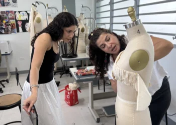 Estudiantes invitan a conocer sus propuestas de moda en la Feria de Indumentaria de Sagrado