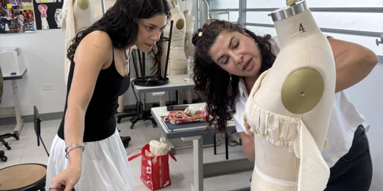 Estudiantes invitan a conocer sus propuestas de moda en la Feria de Indumentaria de Sagrado