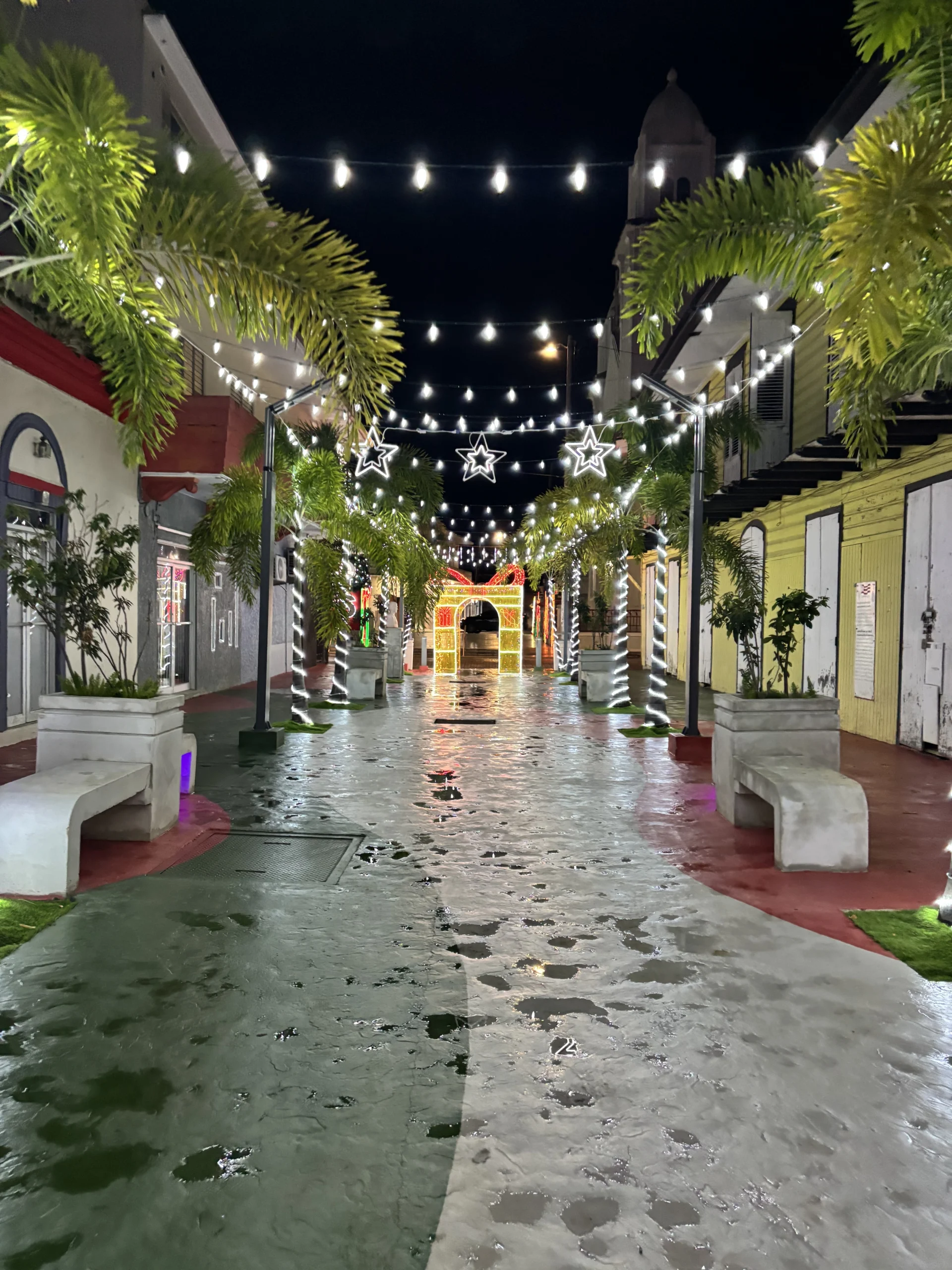 Alcalde de Quebradillas invita a visitar la plaza pública y el Paseo Linares para disfrutar de los adornos navideños