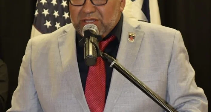 Policías municipales de Moca reciben el pago de horas extra luego más de un año de espera