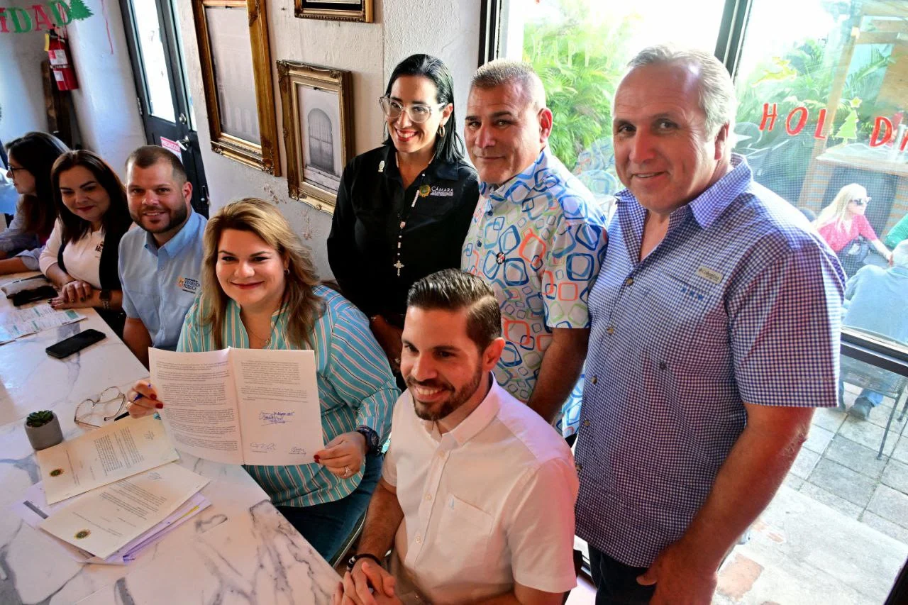 Gobernadora firma en San Germán nuevas medidas que autorizan el uso digital de registro de autos y regulan el uso de dispositivos electrónicos en las escuelas