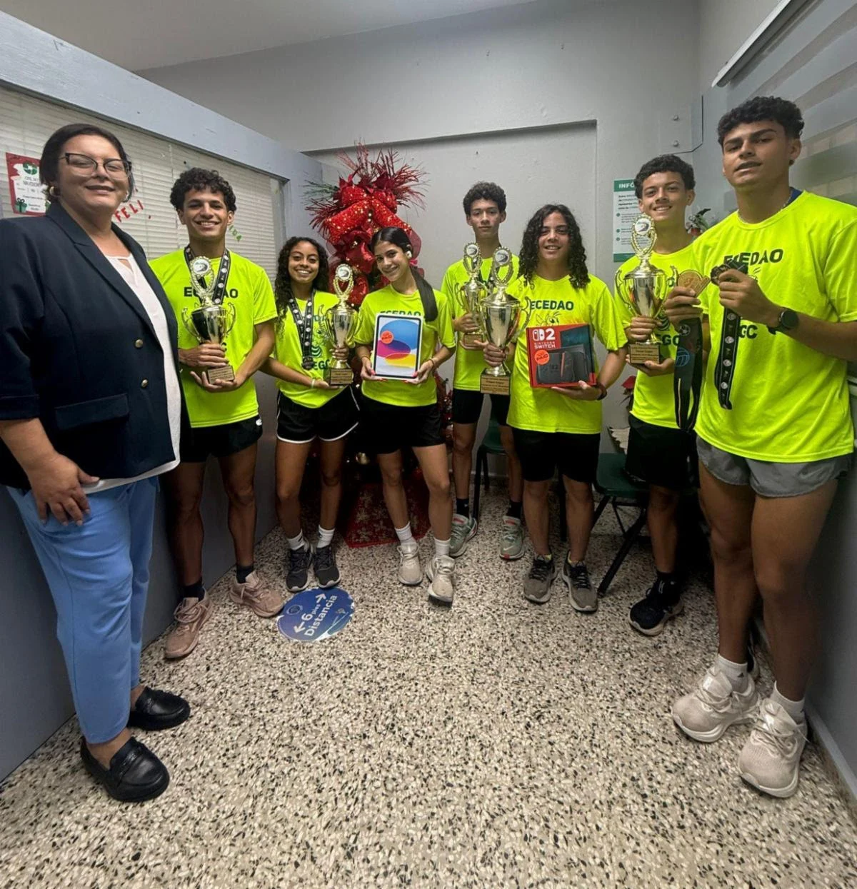 Maestro de escuela pública impulsa la empatía y la conexión con sus estudiantes atletas mediante una innovadora iniciativa de reconocimiento
